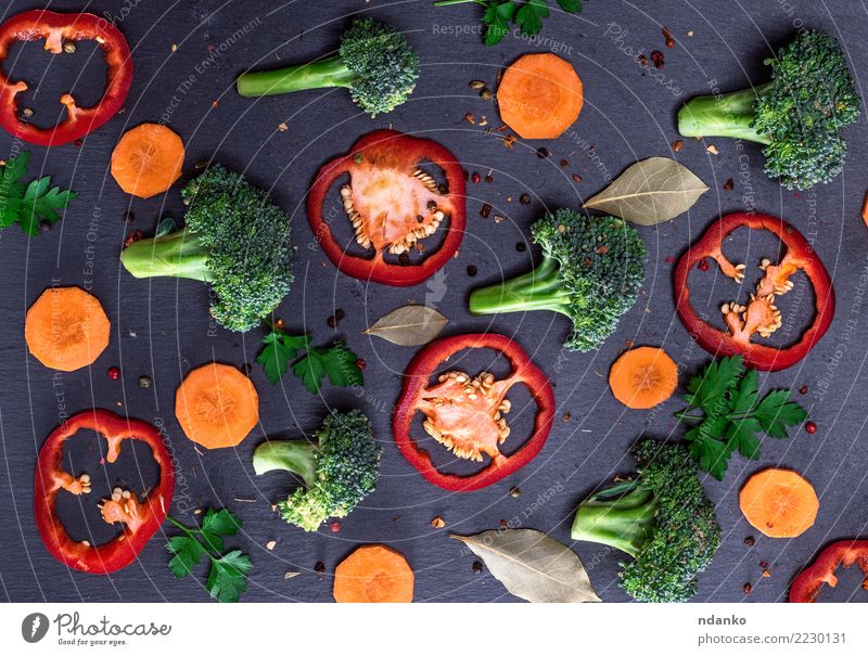 Stücke von frischem Gemüse Kräuter & Gewürze Vegetarische Ernährung Natur Blatt natürlich grün rot schwarz Farbe reif Paprika Vegane Ernährung Kohlgewächse