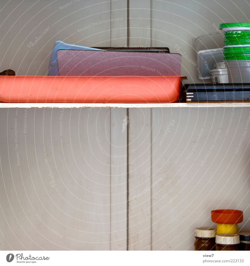 Durchgabe Geschirr Küche Kunststoff Linie alt authentisch einfach mehrfarbig Ordnung Schneidebrett Farbfoto Innenaufnahme Nahaufnahme Detailaufnahme