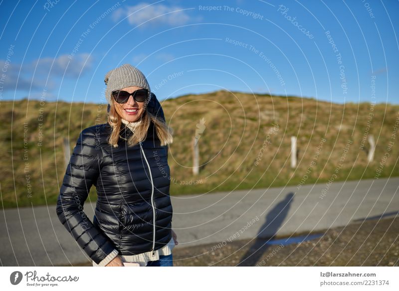 Modische Frau, die eine Lederjacke trägt Glück Zufriedenheit Erwachsene 1 Mensch Landschaft Herbst Straße Mode Jacke Sonnenbrille blond Lächeln stehen