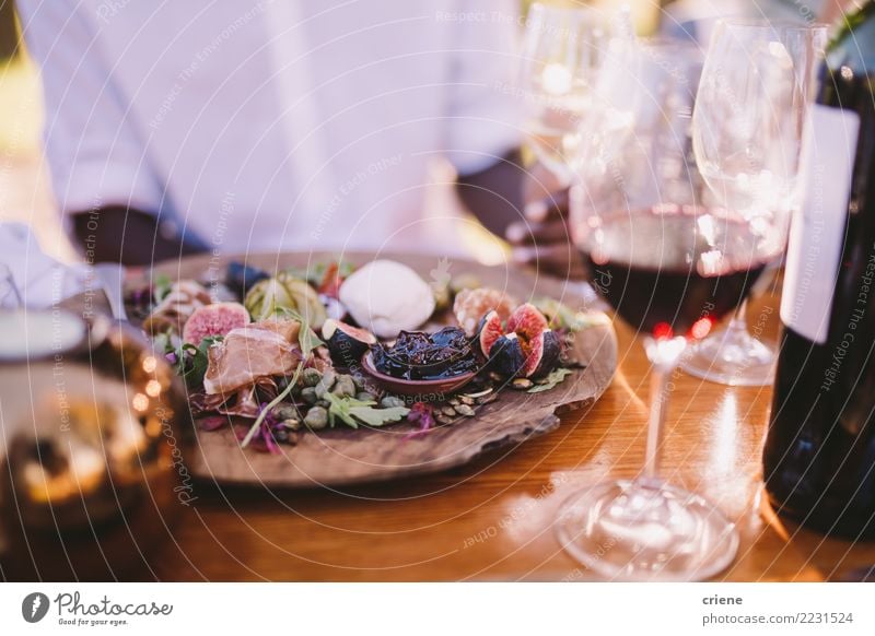Nahaufnahme des bunten Gerichtes im Restaurant Alkohol Feste & Feiern lecker Lebensmittel Feige Wein Weinglas Party sozial Veranstaltung Farbfoto mehrfarbig