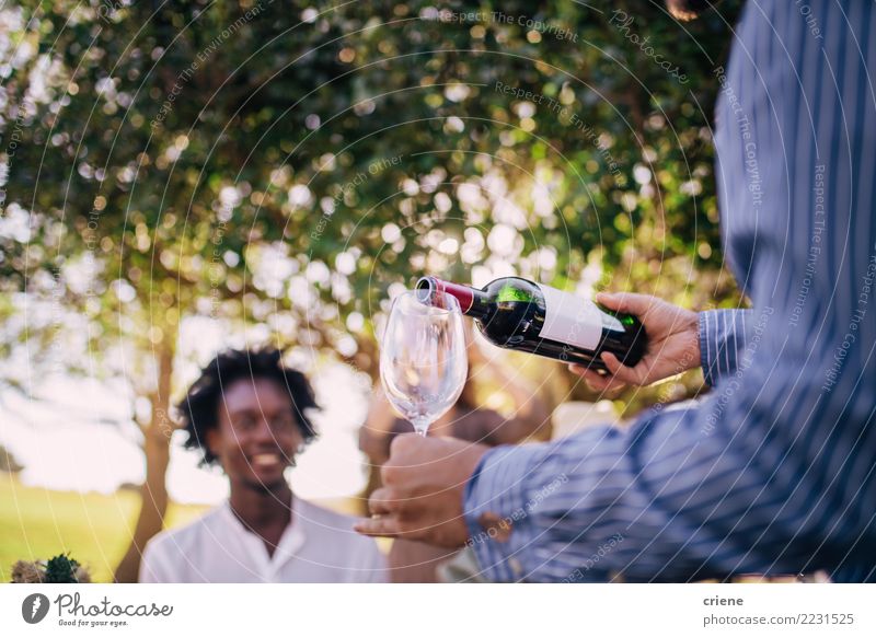 Kellner, der Rotwein im Weinglas gießt Alkohol Sommer Garten Restaurant Feste & Feiern Hochzeit Freude Fröhlichkeit Weinflasche trinken Gießen Party Glas