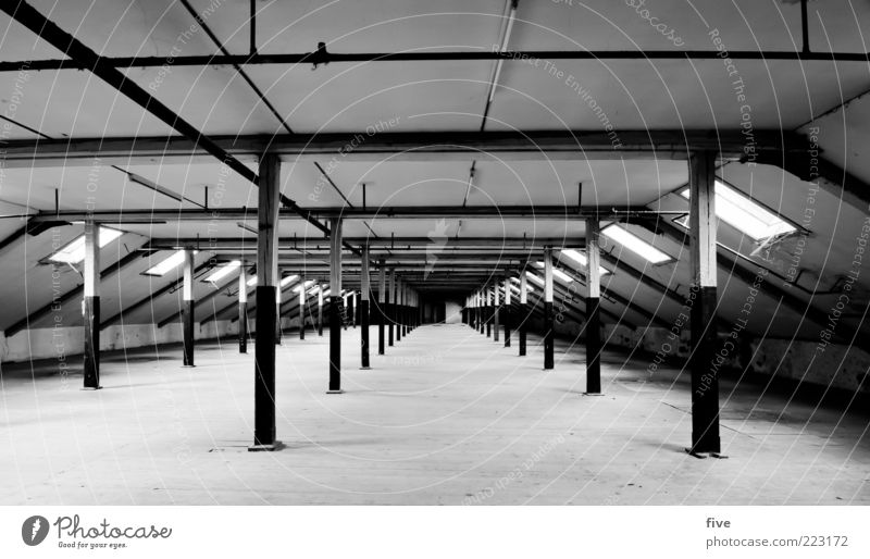 room04 Haus Industrieanlage Fabrik Bauwerk Gebäude Mauer Wand Dach alt dunkel schwarz weiß Holz Dachboden Dachgiebel Dachgeschoss Fenster Raum Stativ