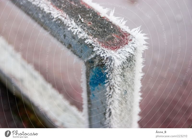 90° Winkel unter 0°C Winter Klima Wetter Eis Frost Schnee Metall Kristalle Wasser Zeichen Linie Streifen Begrenzung kalt stachelig blau rosa silber weiß