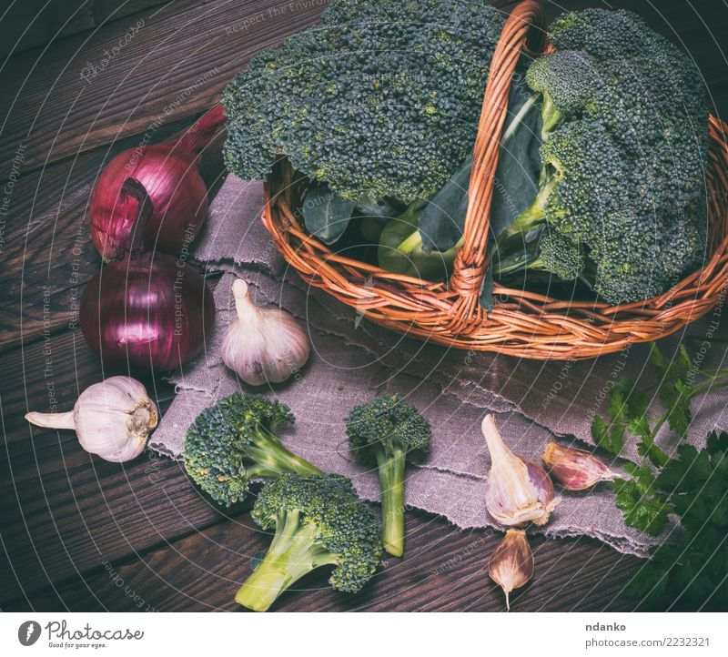 frischer Brokkoli in einem braunen Weidenkorb Gemüse Ernährung Essen Vegetarische Ernährung Diät Tisch Holz natürlich grün rustikal Zutaten Essen zubereiten