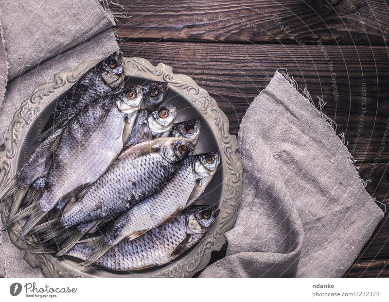 getrockneter gesalzener Fisch Widder Meeresfrüchte Teller Tier Holz natürlich oben braun Rotauge Hintergrund Lebensmittel trocknen Vorbereitung Salz Snack