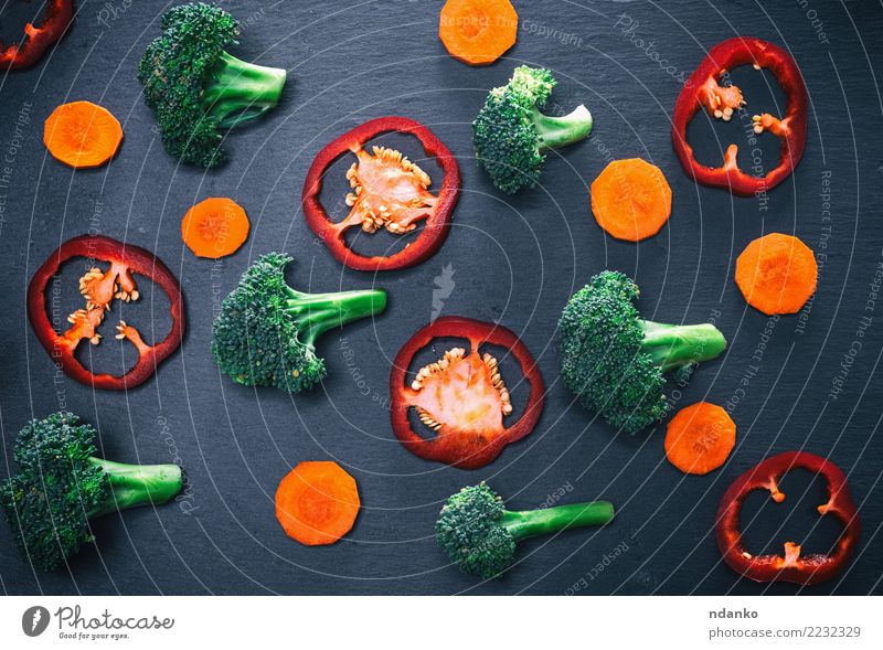 frischer Kohl Brokkoli, Karotten und rote Paprika Gemüse Bioprodukte Vegetarische Ernährung Natur natürlich oben rund grün orange schwarz Farbe Gesundheitswesen