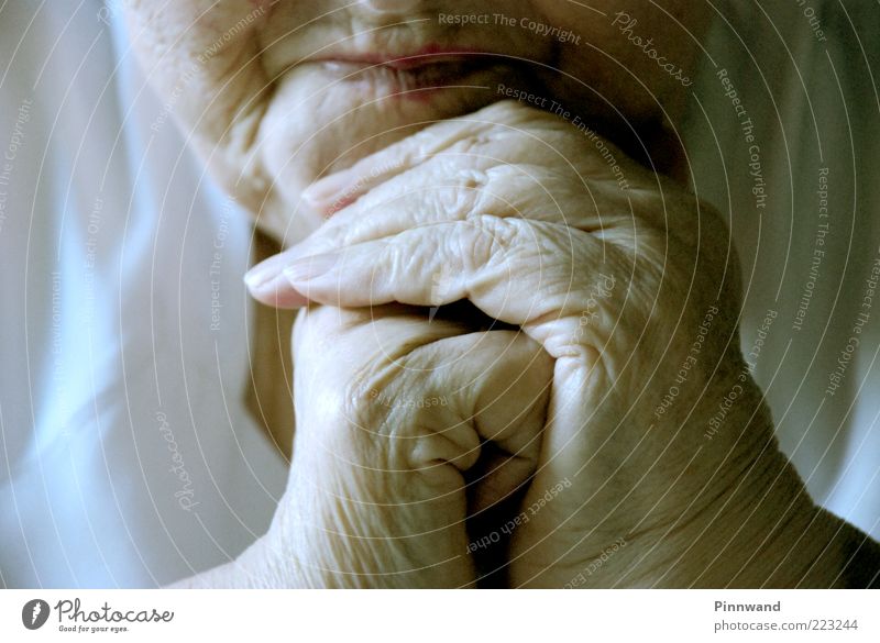 amen Mensch Frau Erwachsene Weiblicher Senior Großeltern Großmutter Leben Haut Kopf Gesicht Mund Lippen Hand Finger 1 60 und älter alt natürlich Hoffnung Glaube