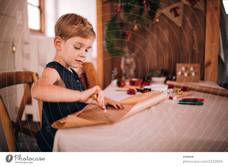 Kleinkindjunge, der zu Hause Weihnachtskarten und -geschenke in Handarbeit macht Freude Glück Winter Weihnachten & Advent Kind Junge Schreibstift niedlich Farbe