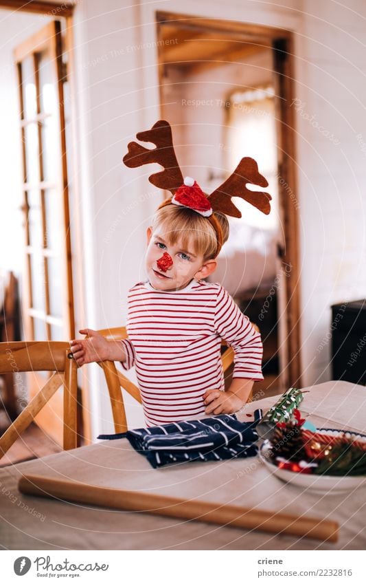 Tragende Pyjamas und Renweihnachtskostüm des Kleinkindjungen Lifestyle Freude Glück Haus Wohnzimmer Weihnachten & Advent Kind Mensch Junge Kindheit 1 3-8 Jahre