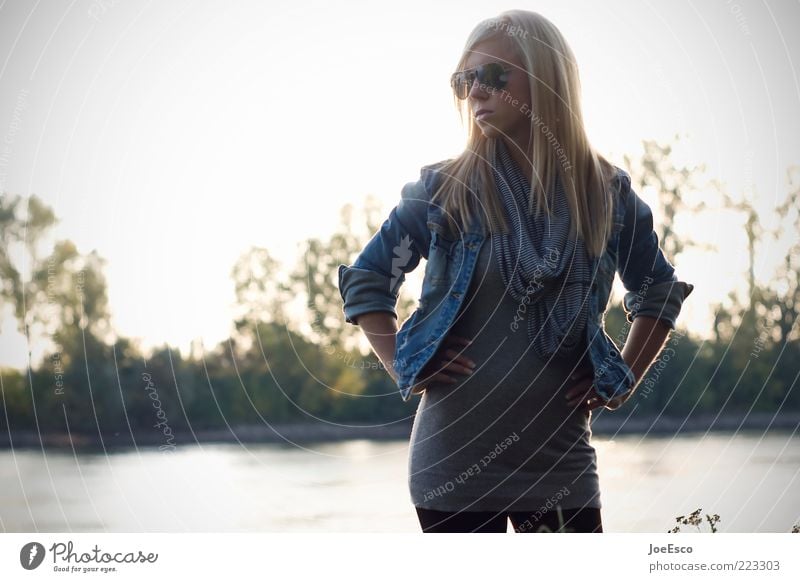 #223303 Lifestyle Junge Frau Jugendliche Erwachsene Leben Natur Baum Fluss Mode Jacke Sonnenbrille Schal blond langhaarig beobachten Blick Coolness trendy schön