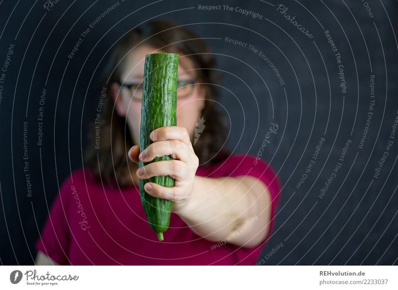 Gurkenportrait Lebensmittel Gemüse Ernährung Vegetarische Ernährung Gesundheit Gesundheitswesen Gesunde Ernährung Übergewicht Mensch feminin Frau Erwachsene