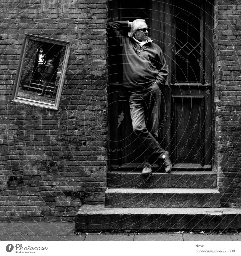 One Moment For John Haus maskulin Mann Erwachsene Kunstwerk Bauwerk Gebäude Mauer Wand Treppe Fassade Sehenswürdigkeit Bekleidung Hose Sonnenbrille grauhaarig