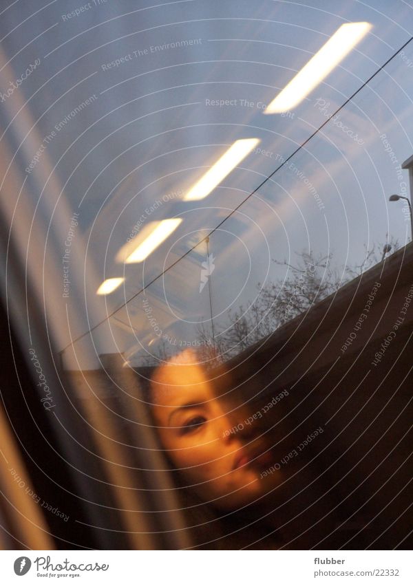 der zug ist klug Eisenbahn fahren Licht Leuchtstoffröhre Reflexion & Spiegelung Fenster Verkehr Gesicht Glas