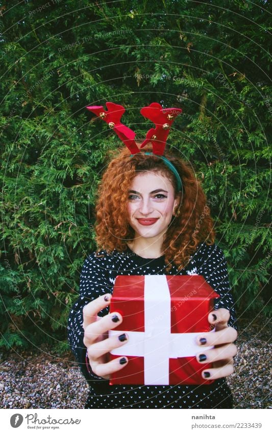 Junge Frau, die eine Weihnachtsgeschenkbox hält Lifestyle kaufen Stil Freude schön Leben Feste & Feiern Weihnachten & Advent Silvester u. Neujahr Mensch feminin