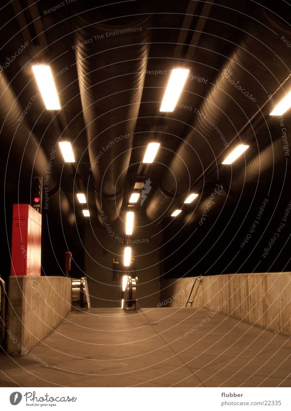 neon beton II Untergrund Licht abwärts Leuchtstoffröhre unterirdisch Beton Verkehrsmittel U-Bahn Architektur abgang Perspektive