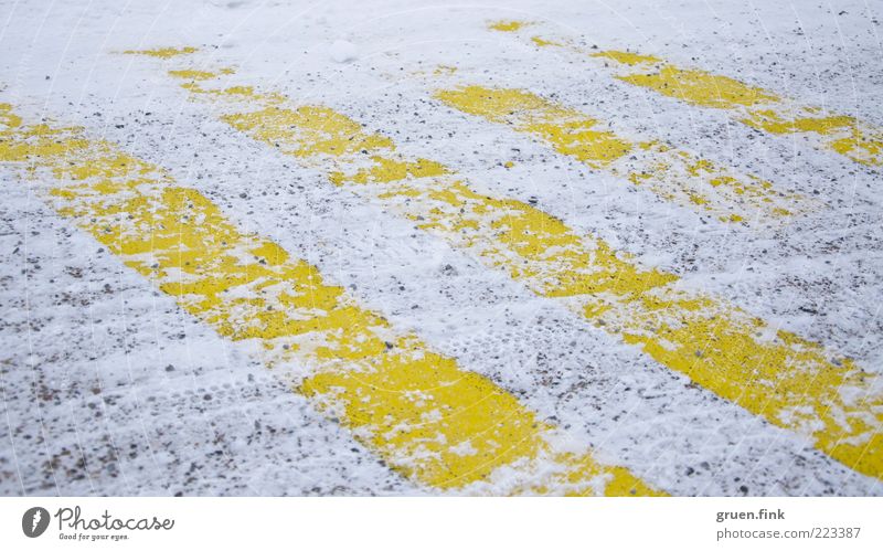 gestreifter Schnee Winter Straße Luftverkehr Flughafen Flugplatz Landebahn gelb weiß Streifen parallel Farbfoto Außenaufnahme Nahaufnahme Menschenleer Tag