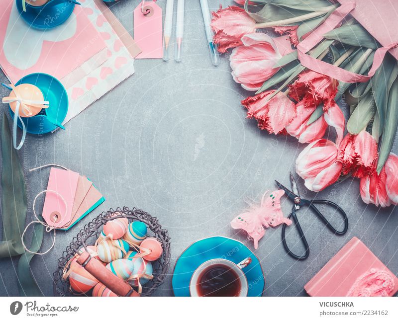 Tulpen mit Schere, Korb mit Ostereier auf dem Tisch Stil Design Häusliches Leben Dekoration & Verzierung Ostern Frühling Blumenstrauß Schleife Zeichen schön