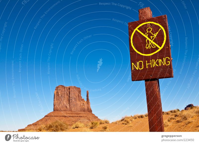 Kein Wanderzeichen. Abenteuer wandern Umwelt Natur Landschaft Wüste Zeichen laufen Beratung Risiko Verbote Warnschild Wildnis Farbfoto Außenaufnahme