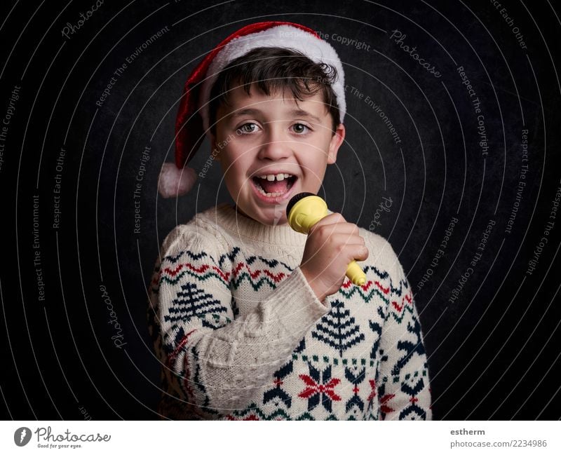 Kind, das Weihnachtslied an Weihnachten singt Lifestyle Freude Party Veranstaltung Musik Feste & Feiern Weihnachten & Advent Silvester u. Neujahr Mensch