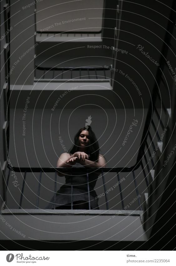 Lique feminin Frau Erwachsene 1 Mensch Treppe Treppenhaus Treppengeländer Etage Kleid brünett langhaarig beobachten festhalten Blick dunkel Neugier schön