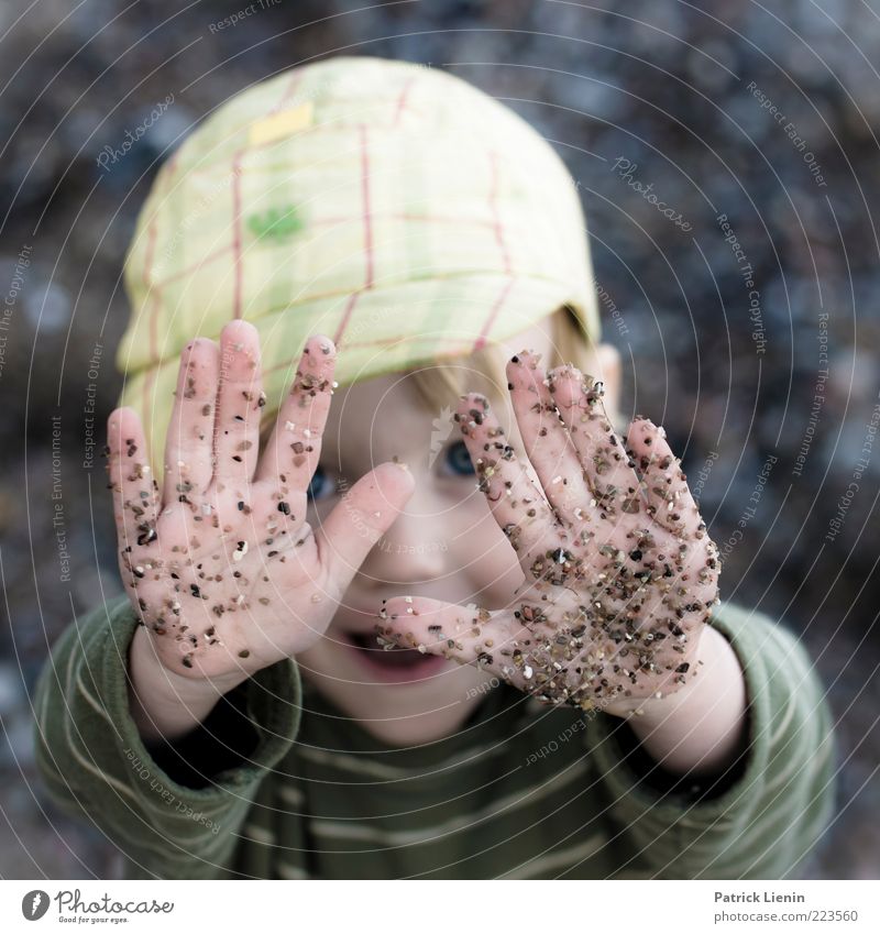 Hold on! Freude Glück Gesicht Spielen Kind Mensch Junge Hand Finger 3-8 Jahre Kindheit Umwelt berühren entdecken frech Fröhlichkeit Stimmung Sicherheit
