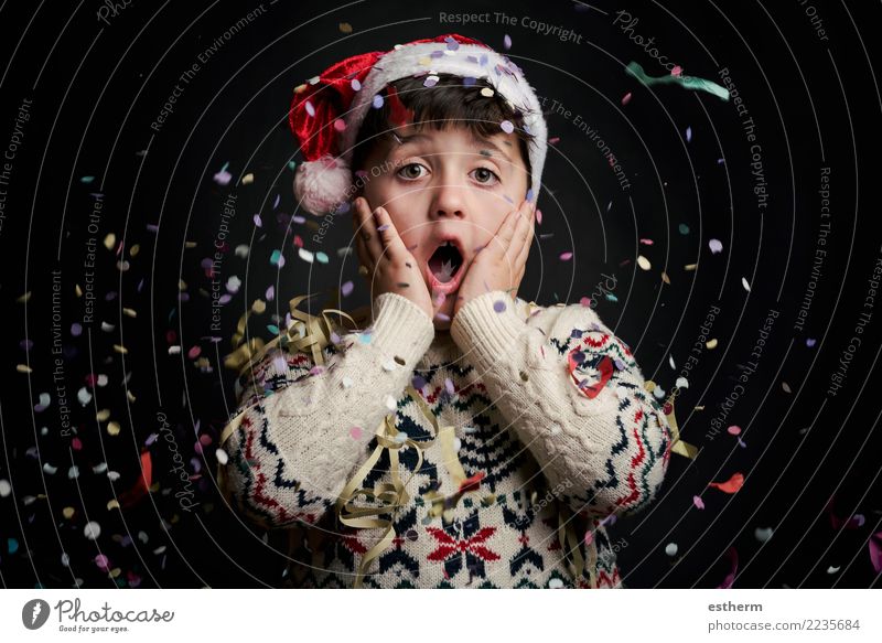 überraschtes Kind in der Silvesternacht auf schwarzem Hintergrund Lifestyle Freude Party Veranstaltung Feste & Feiern Weihnachten & Advent Silvester u. Neujahr