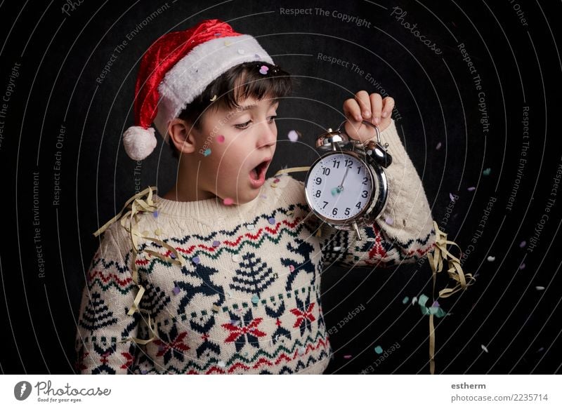 überraschtes Kind in der Silvesternacht auf schwarzem Hintergrund Lifestyle Freude Glück Party Veranstaltung Feste & Feiern Weihnachten & Advent
