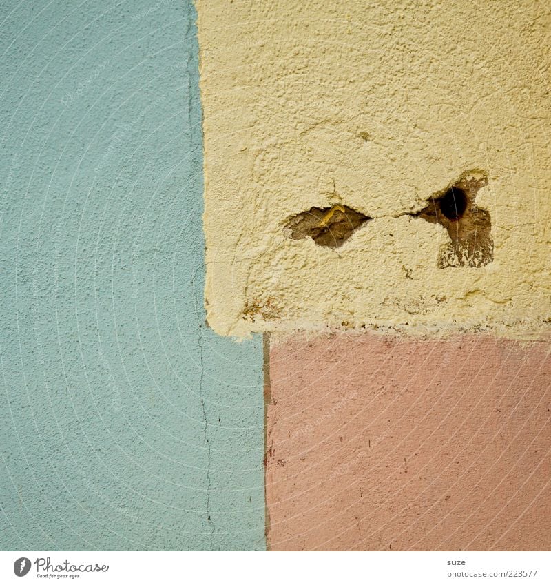 Lachendes und weinendes Auge Design Gesicht Kunst Mauer Wand einfach gelb rosa Putz Geometrie hell-blau Goldener Schnitt Teilung Phantasie Pastellton Ecke