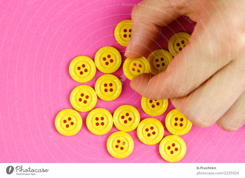 Gelbe Knöpfe Mann Erwachsene Hand Finger festhalten gelb rosa wählen nehmen mehrheit Auswahl viele Farbfoto Innenaufnahme Nahaufnahme Textfreiraum links