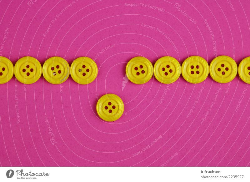 Ausreißer Kunststoff Zeichen entdecken fallen Kommunizieren Unendlichkeit einzigartig gelb violett rosa Einsamkeit Idee innovativ Inspiration Ordnung Irritation