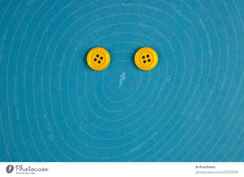 Knopflochmonster Kunststoff Zeichen blau gelb Freude Zufriedenheit Knöpfe Auge Gesicht 2 paarweise Blick Smiley Innenaufnahme Studioaufnahme Nahaufnahme