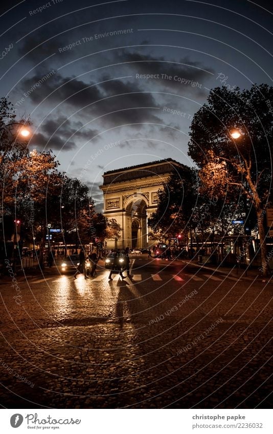Triumphierend Städtereise Mensch Paris Frankreich Stadt Hauptstadt Stadtzentrum Sehenswürdigkeit Arc de Triomphe Straße gehen alt historisch Dämmerung Farbfoto