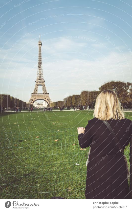 Tour zum Tour Eiffel Ferien & Urlaub & Reisen Tourismus Ausflug Sightseeing Städtereise Frau Erwachsene 1 Mensch 30-45 Jahre Paris Frankreich Europa Stadt