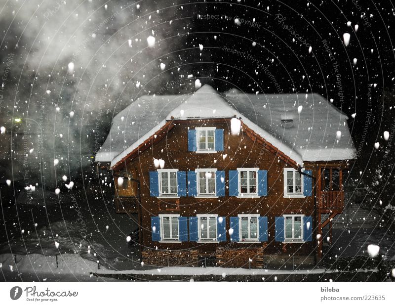 Kevin allein in ... Winter Schnee Eis Frost Schneefall Haus Einfamilienhaus Hütte braun schwarz weiß Stimmung ruhig Nebel Nacht dunkel Flocke Schneeflocke