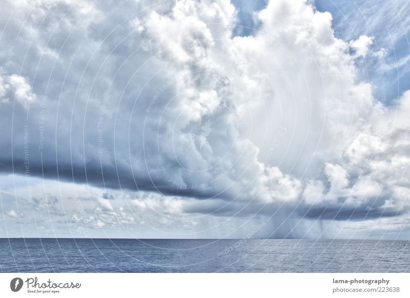 Wetteraussichten Umwelt Natur Luft Wasser Himmel Wolken Gewitterwolken Horizont Klima Klimawandel Unwetter Regen Meer bedrohlich blau Kumulus HDR Farbfoto