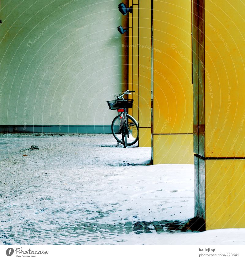 orakel Haus Mauer Wand Fahrrad gelb gold Winter fahrradkorb Säule Schneewehe Farbfoto Außenaufnahme Menschenleer Textfreiraum links Licht Schatten Kontrast