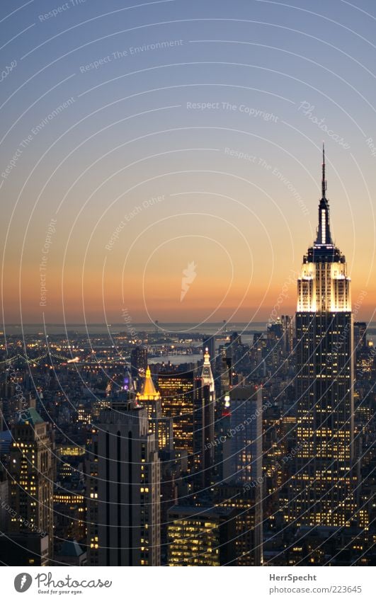 Big lights will inspire you New York City Manhattan Skyline Hochhaus Gebäude Sehenswürdigkeit Wahrzeichen Empire State Building Stadt Dämmerung Abenddämmerung