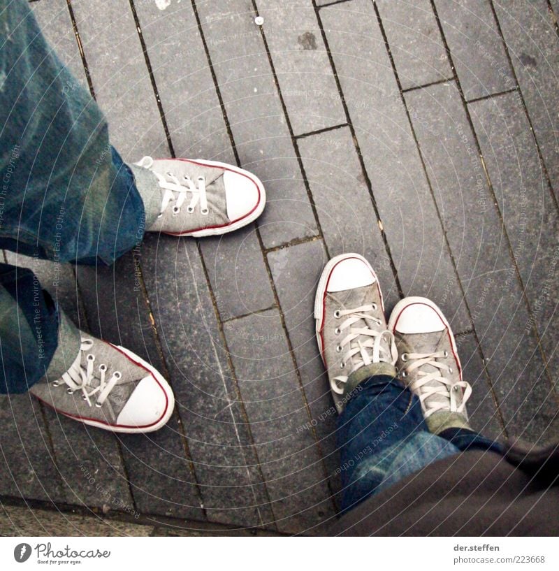 Schuhe Ferien & Urlaub & Reisen Tourismus Mensch Partner Beine Fuß 2 18-30 Jahre Jugendliche Erwachsene London Jeanshose Chucks sprechen stehen Coolness dünn