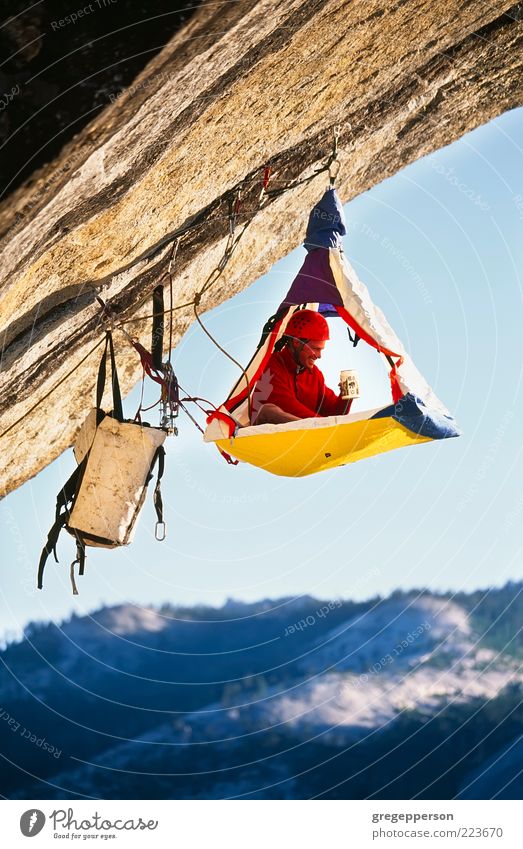 Kletterer biwakierte in einem Portalrand. Leben Abenteuer Camping Sport Klettern Bergsteigen Seil Mann Erwachsene 1 Mensch Berge u. Gebirge Gipfel Helm