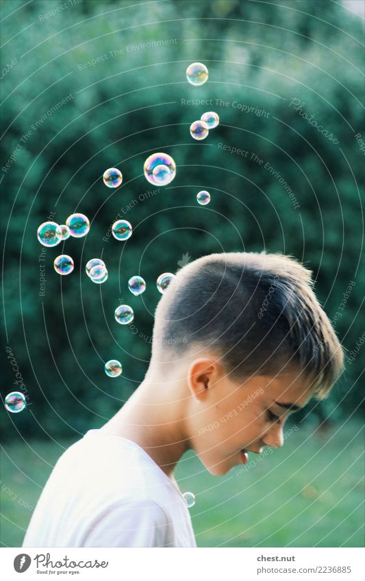 Junge und Träume Blasen träumen Porträt Profil Außenaufnahme Farbfoto Gesicht Außenseite Natur