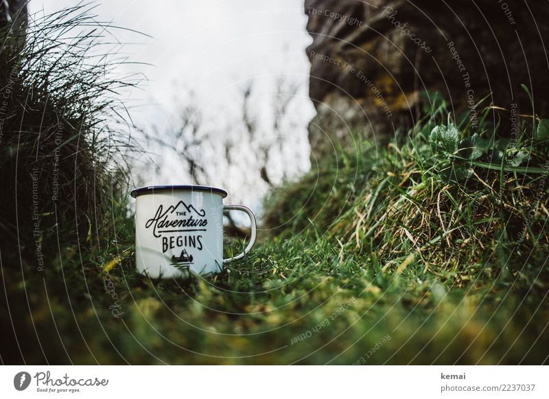 Das Abenteuer beginnt: mit einer Tasse Kaffee Emaille Lifestyle Freizeit & Hobby Ausflug Freiheit Camping Natur Gras Wiese Mauer Wand Zeichen Schriftzeichen