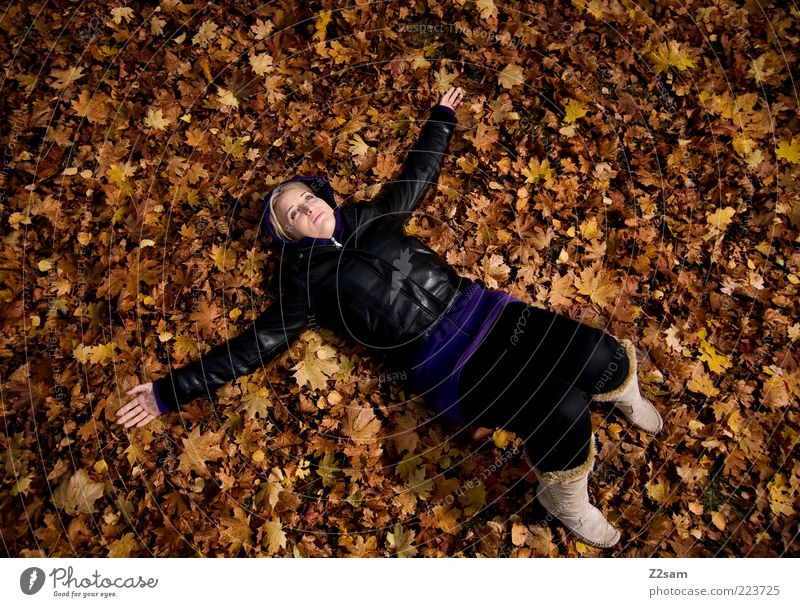 glücklich Lifestyle Stil Mensch Junge Frau Jugendliche 18-30 Jahre Erwachsene Umwelt Natur Herbst Blatt Mode Leder Stiefel blond Erholung liegen träumen Glück
