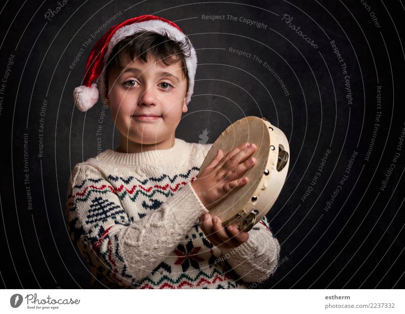 Kind, das Weihnachtslied an Weihnachten singt Lifestyle Freude Entertainment Party Veranstaltung Feste & Feiern Weihnachten & Advent Silvester u. Neujahr Mensch