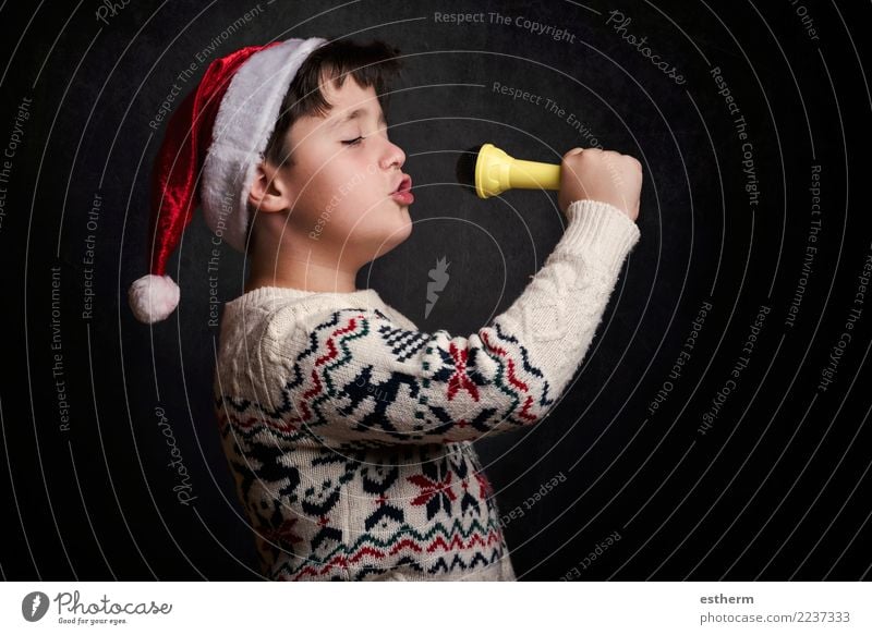 Kind, das Weihnachtslied an Weihnachten singt Lifestyle Freude Entertainment Party Veranstaltung Feste & Feiern Weihnachten & Advent Silvester u. Neujahr Mensch
