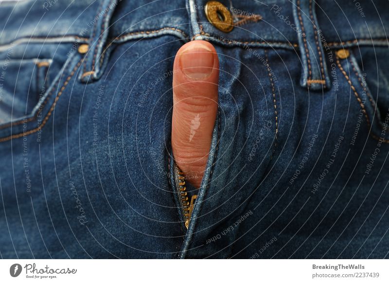 Finger, der aus Blue Jeans heraus haftet, fliegen auf Gesundheit Mensch Mann Erwachsene Körper 1 Aggression Erotik frech nackt blau selbstbewußt Überraschung
