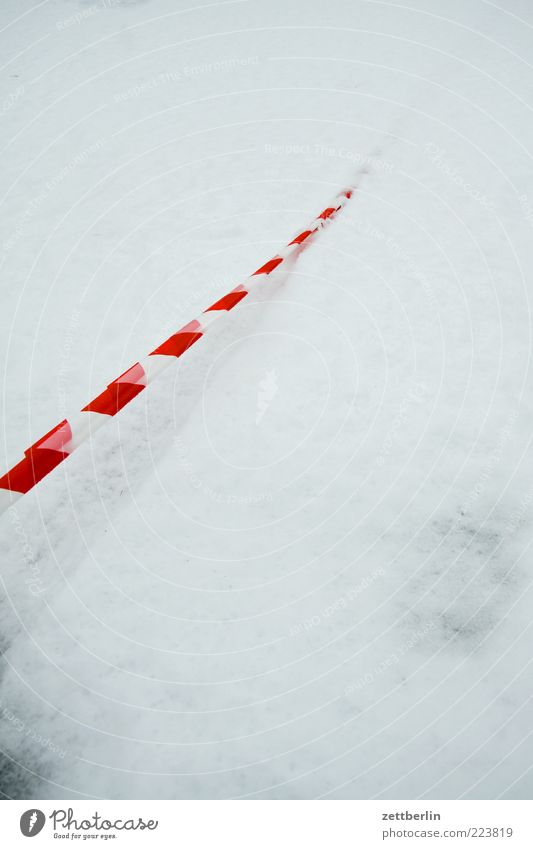 Schnee Umwelt Natur Urelemente Winter Straße Wege & Pfade Zeichen wallroth Schnur Barriere Verbote Schneedecke weiß Streifen bedeckt Winterdienst untergehen