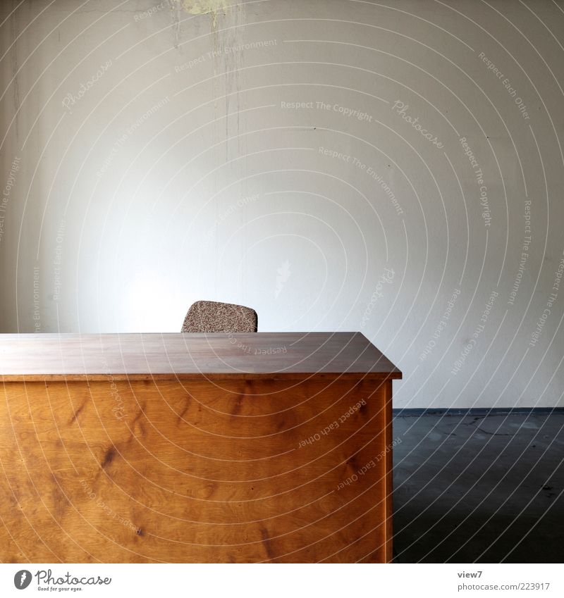 Arbeitsplatz Umzug (Wohnungswechsel) Innenarchitektur Möbel Stuhl Tisch Raum Büroarbeit Wirtschaft Mauer Wand Holz alt ästhetisch dunkel authentisch einfach