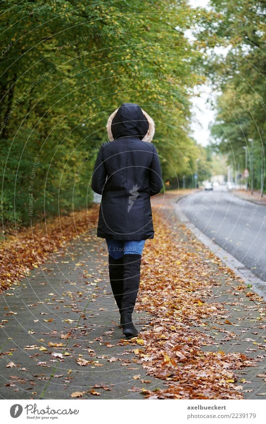 Fußgängerin im Herbst Lifestyle Winter Mensch feminin Junge Frau Jugendliche Erwachsene 1 18-30 Jahre Stadt Straße Mode Jeanshose Jacke Stiefel gehen herbstlich