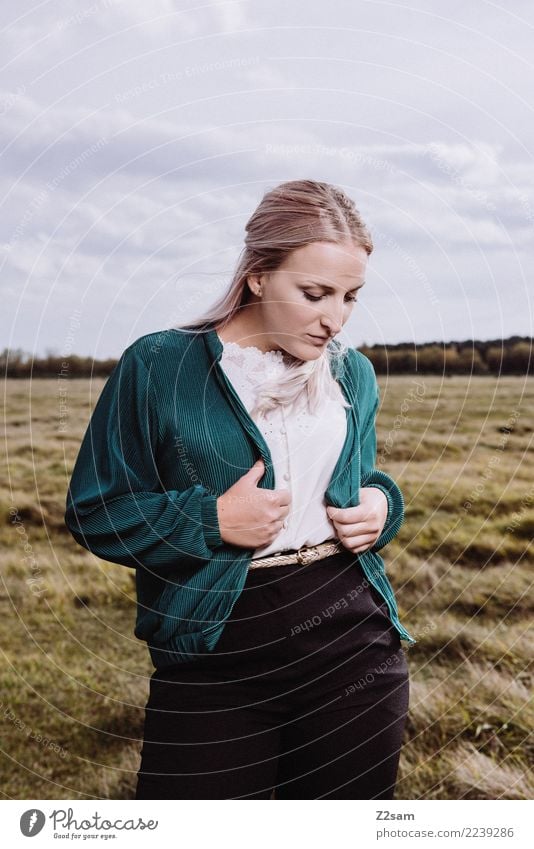 Autum 2017 Lifestyle elegant Stil feminin Junge Frau Jugendliche 18-30 Jahre Erwachsene Natur Landschaft Herbst Wiese Mode Jacke Bluse blond langhaarig
