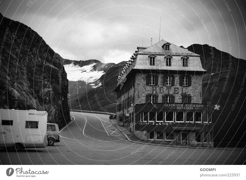 Hohes Hotel Berge u. Gebirge Gletscher Schweiz Haus Angst Straße Schwarzweißfoto Außenaufnahme Menschenleer Tag